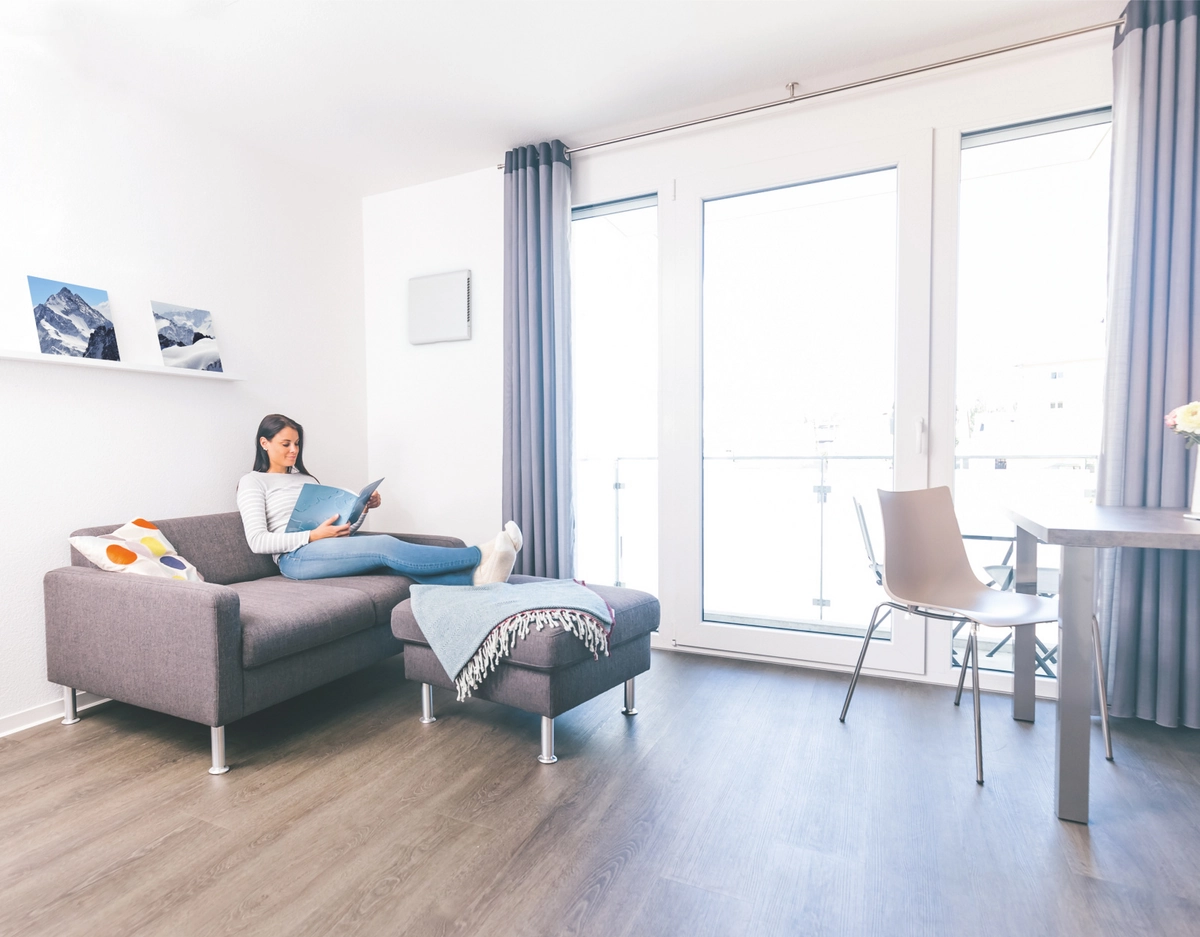 Zehnder Komfort Lüftungsgerät ComfoSpot 50 mit eingebauter Feuchte-Sensorplatine und Außenwandhaube